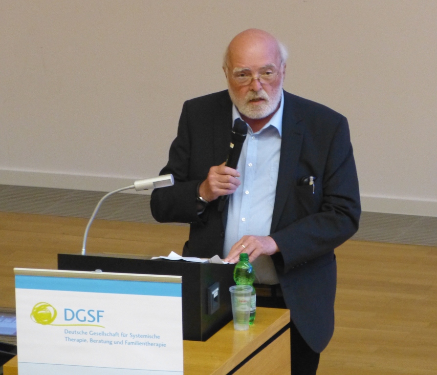 Prof. Dr. Peter Fuchs hält seinen Vortrag Das Kreuz mit dem Systemischen.